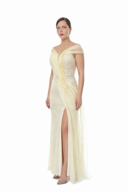 فستان سهرة بمقاسات كبيرة مزين بالترتر ومصنوع من التول الذهبي